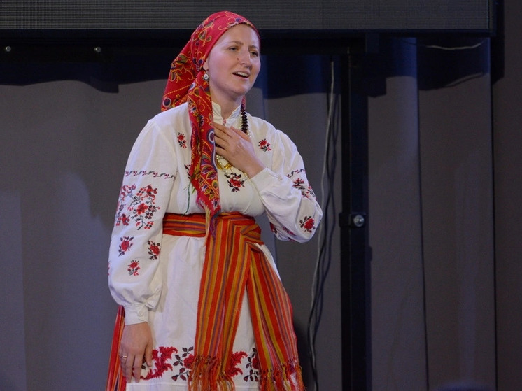 В Смоленском Центре Тенишевых выступила певица и фольклорист Екатерина Ряжских