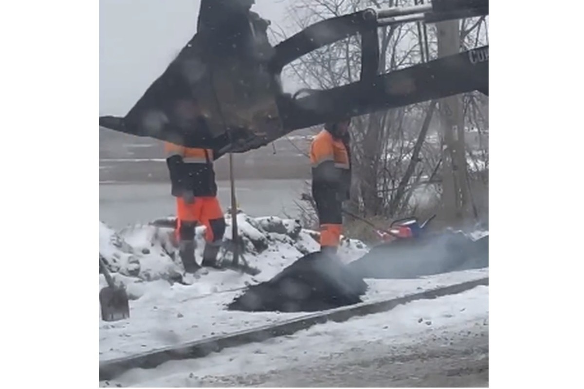 В Омске дорожники на улице Воровского уложили асфальт прямо в снег