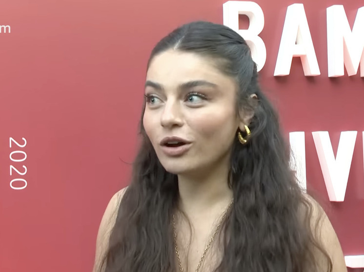 Мама парня Айчи Айшин Туран заявила, что актриса недостойна поцеловать ее руку