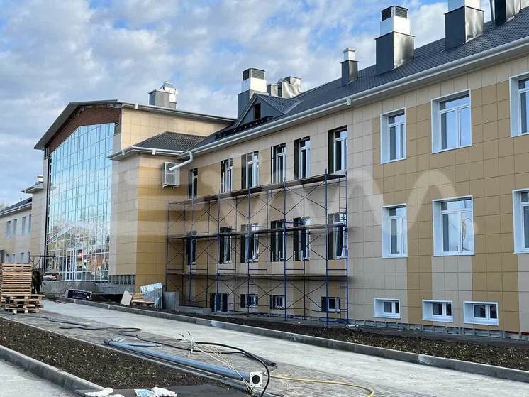 В Обояни Курской области продолжают возведение поликлиники за 870 млн рублей