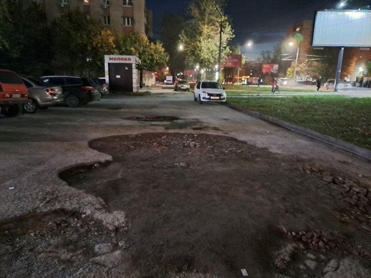 Жители Ростова пожаловались на огромную яму на улице Волкова
