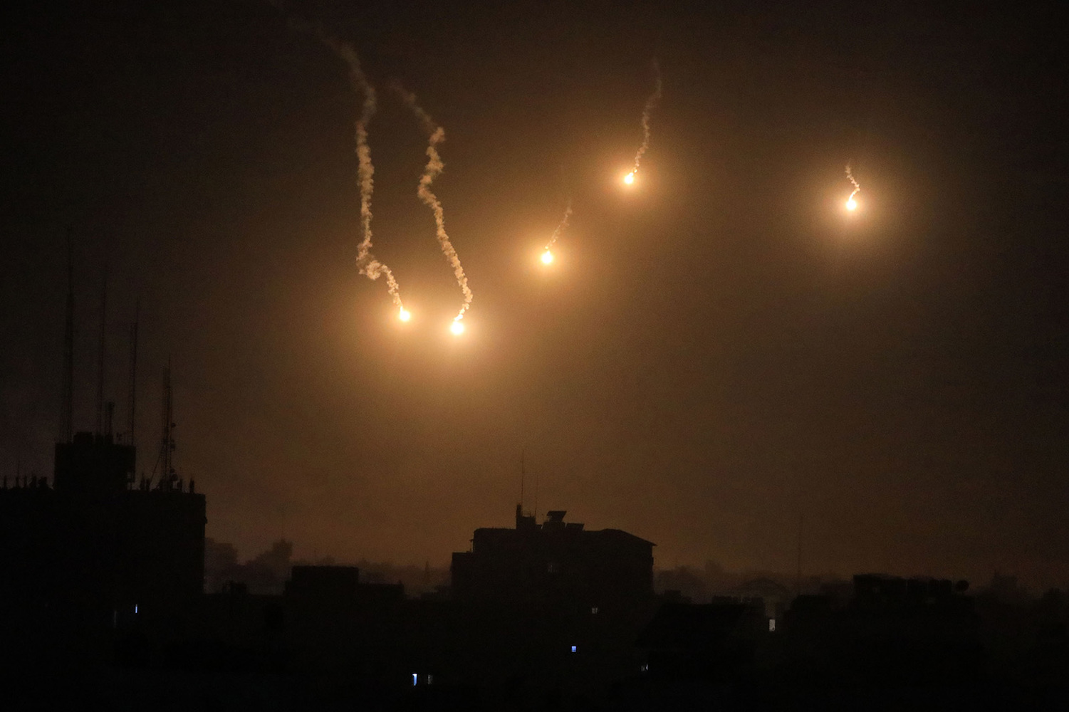 Ракетные залпы, голод в Газе, палестинские похороны: кадры войны Израиля и Палестины