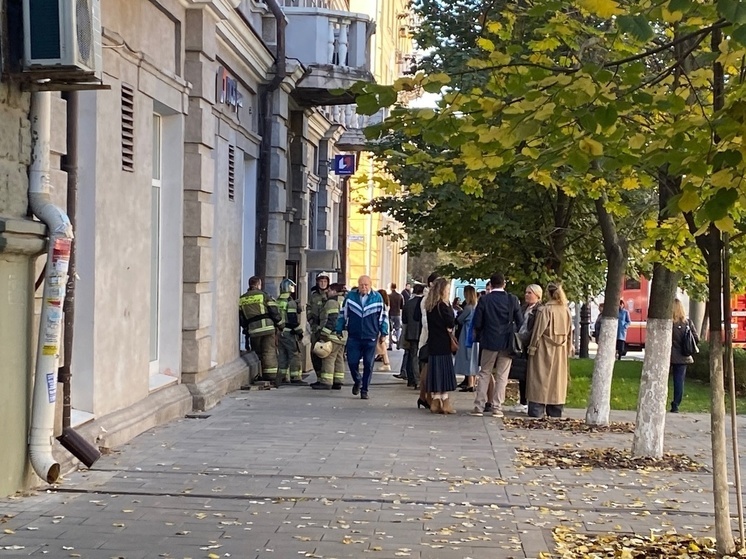 В центре Ростова из-за горевших листьев эвакуировали сотрудников банка