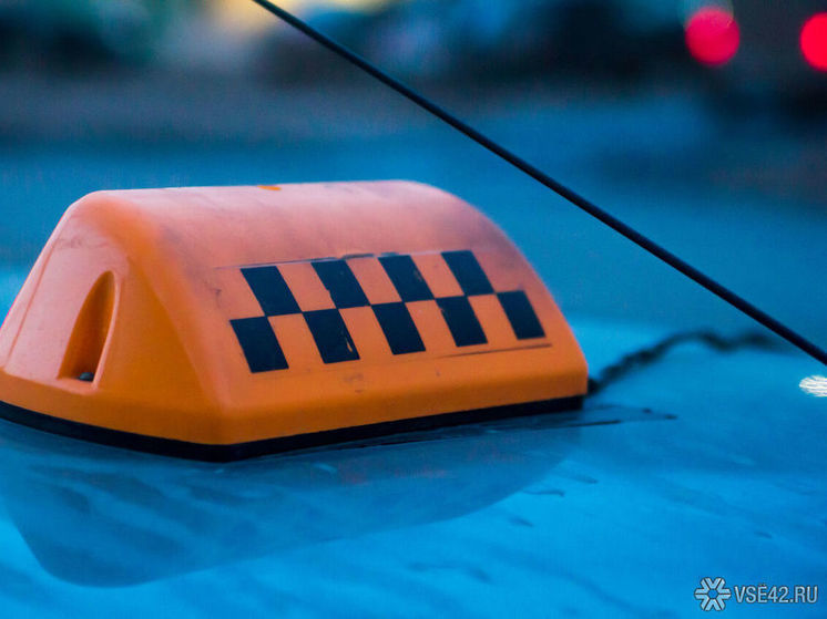 Таксист в Новокузнецке попал под уголовную статью из-за оставленной вещи пассажирки