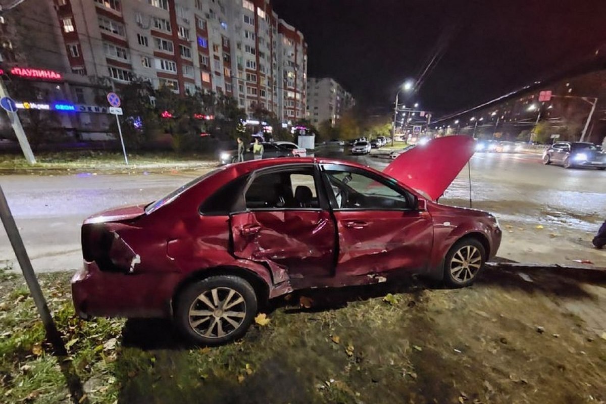 20-летняя девушка и мужчина пострадали в аварии в Воронеже