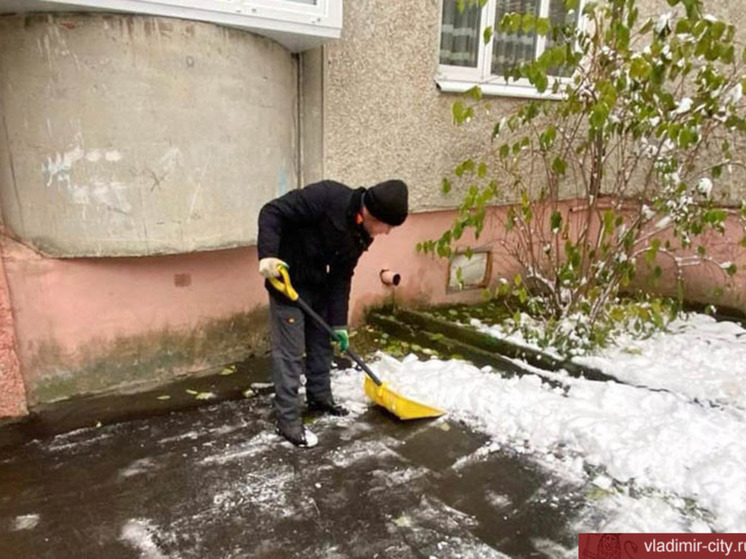 Во Владимире убирают снег после вчерашнего снегопада