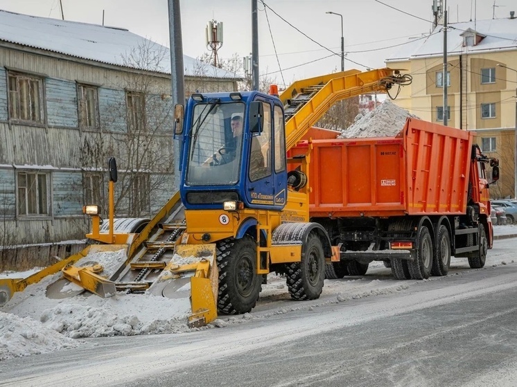 С улиц Салехарда с начала сезона убрали 100 самосвалов снега