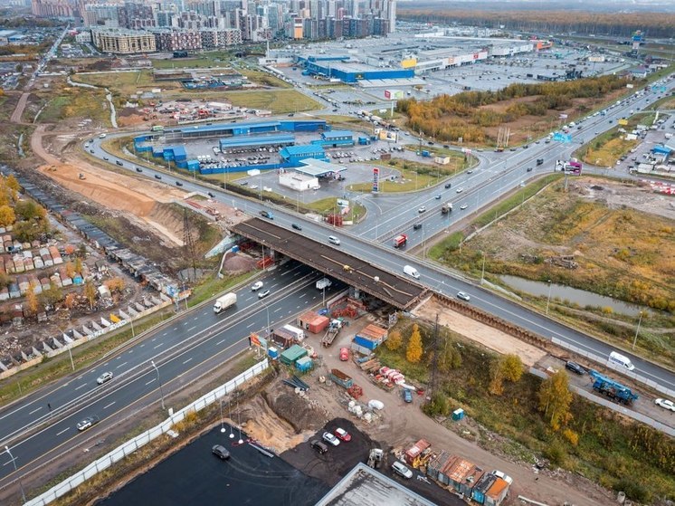 Дорожники подошли к завершению монтажа железного каркаса над Мурманским шоссе в Кудрово