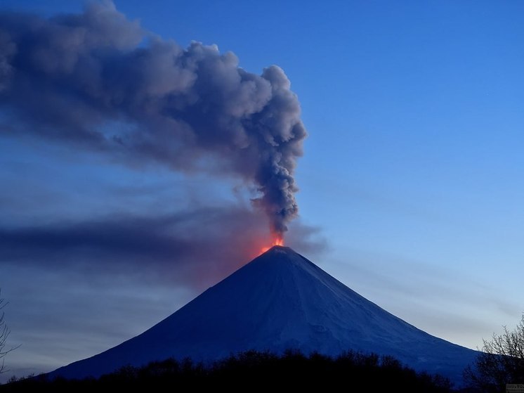 Извержению Ключевского вулкана на Камчатке присвоили "красный код"