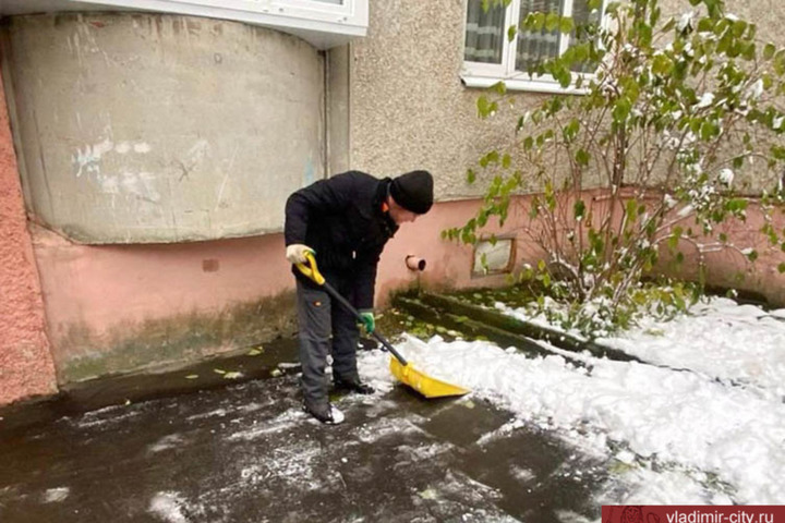 Во Владимире убирают снег после вчерашнего снегопада