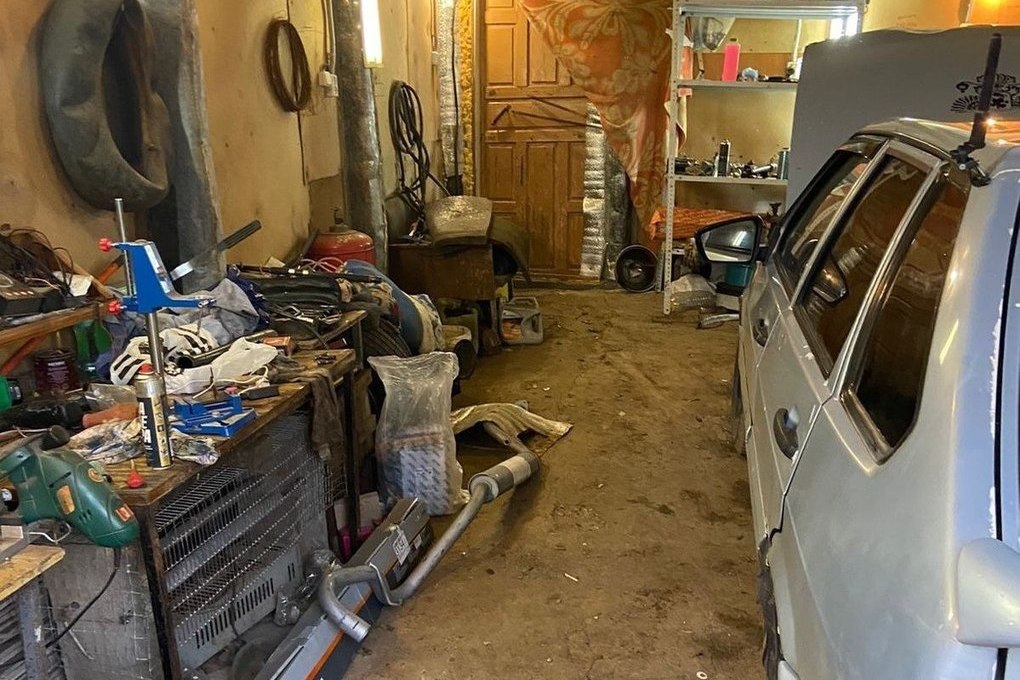Труп 20-летнего мужчины нашли в гараже в Калужской области