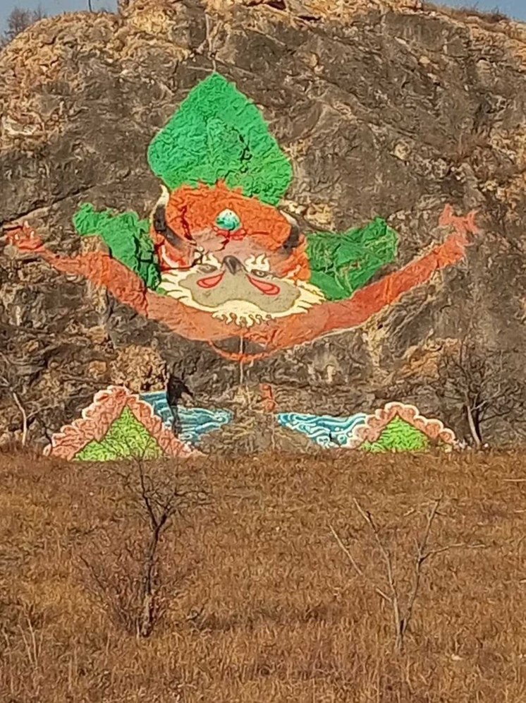 На Юхтинской горе в Бурятии появилось наскальное изображение Гаруды
