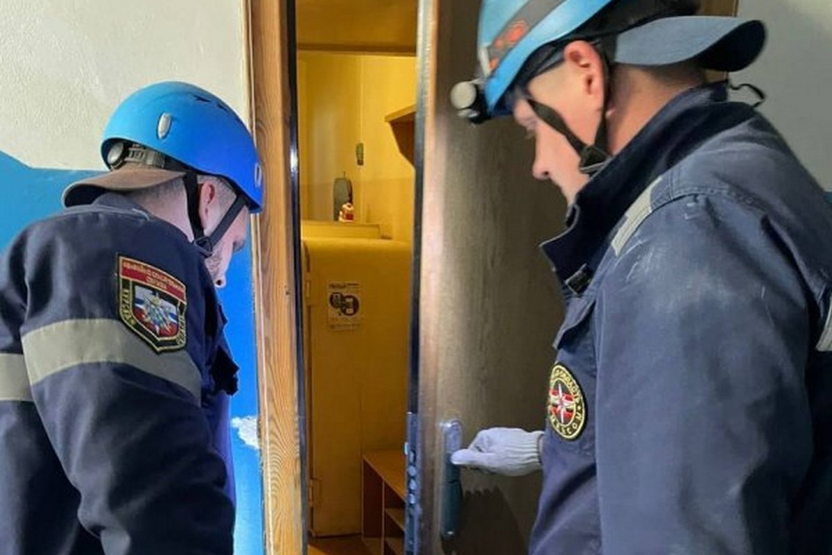 Курские спасатели вскрыли дверь в квартиру пенсионерки, которой стало плохо