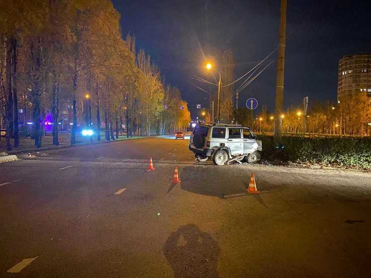 В Липецке УАЗ врезался в столб
