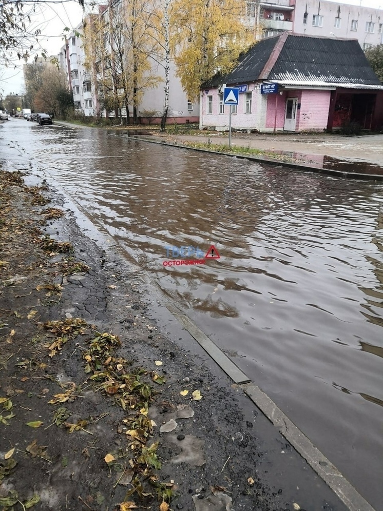 В Твери асфальт на одной из улиц прятался под водой