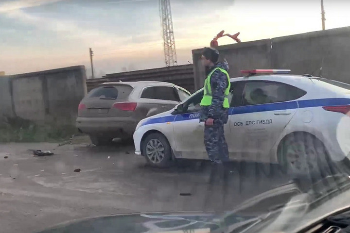 На улице Прижелезнодорожной в Рязани водитель кроссовера врезался в бетонный забор