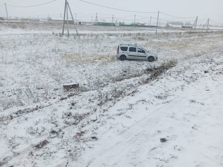 Легковушка опрокинулась в кювет на трассе в Башкирии