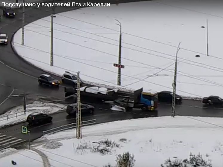 Камень упал с большегруза на дорогу в Петрозаводске