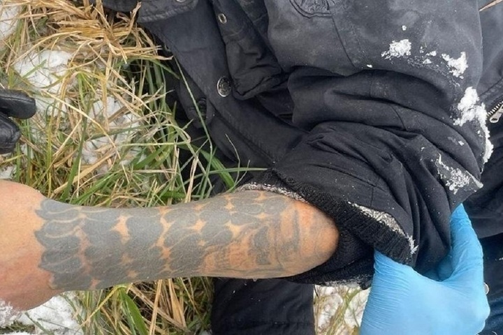 В Тверской области возле федеральной трассы нашли труп мужчины с татуировками