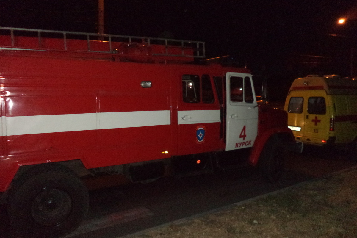 В Курске эвакуировали людей из горящей двухэтажки на Ахтырской