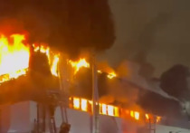 Как сообщают очевидцы, крупный пожар бушует в Донецке после удара, который ВСУ нанесли по цистерне с горюче-смазочными материалами