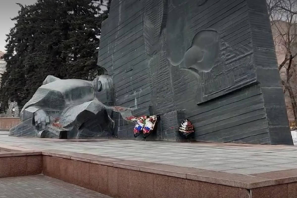 В Воронеже временно запретят парковку и остановку возле Памятника Славы