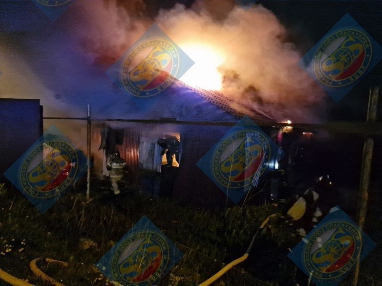 Два человека погибли при пожаре в частном доме в Южно-Сахалинске