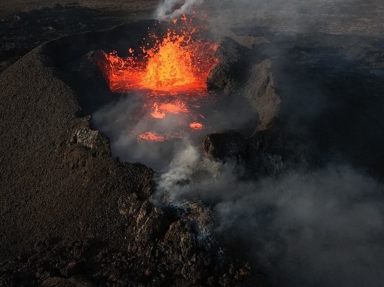 На Камчатке предостерегли от услуг серых турфирм, которые предлагают отвезти к извергающемуся вулкану