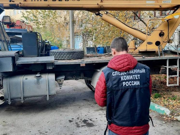 В Балаково оторвалась и упала люлька с рабочими, опиливающими деревья на улице Комарова