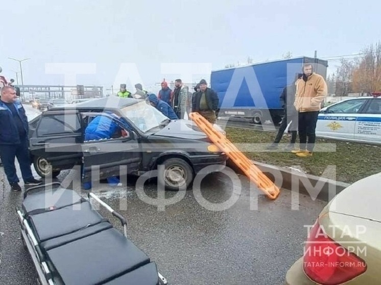 Водителя легковушки зажало в салоне после ДТП в Набережных Челнах