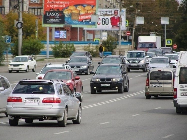 В Новосибирске мужчина разбил стекло неправильно припаркованного «Лексуса»