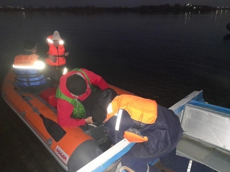 Трое рыбаков застряли посреди водохранилища в Ростовской области