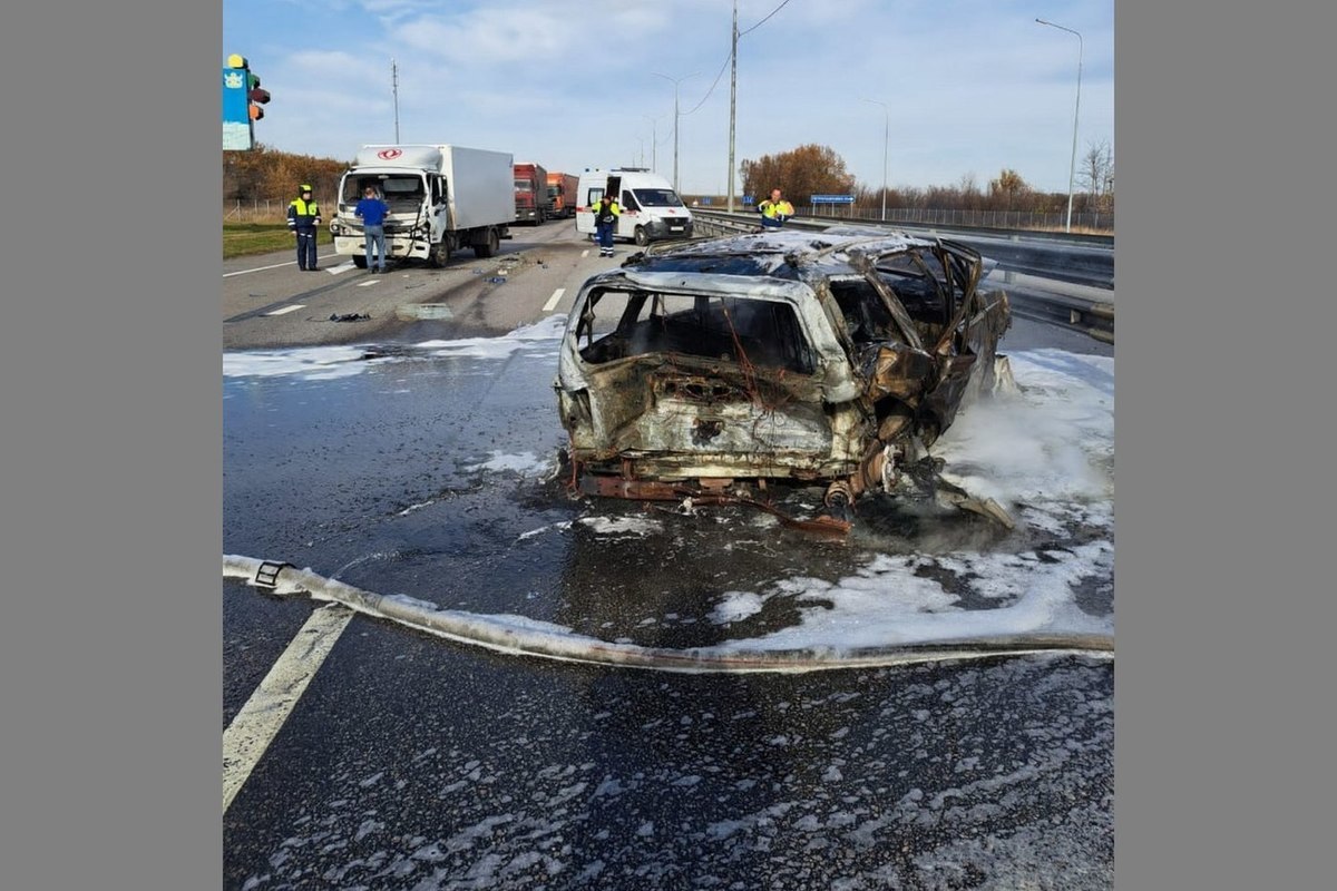 Под Воронежем в аварии полностью сгорел джип - МК Воронеж