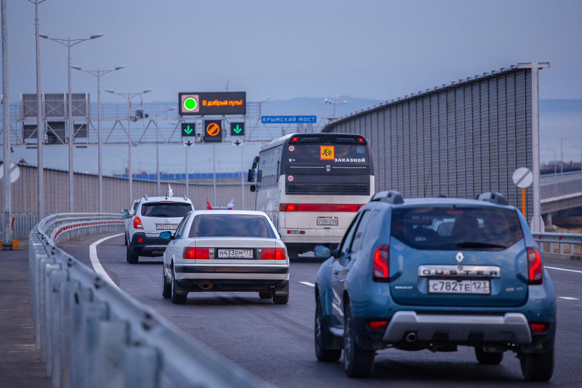 Движение по Крымскому мосту вновь было приостановлено