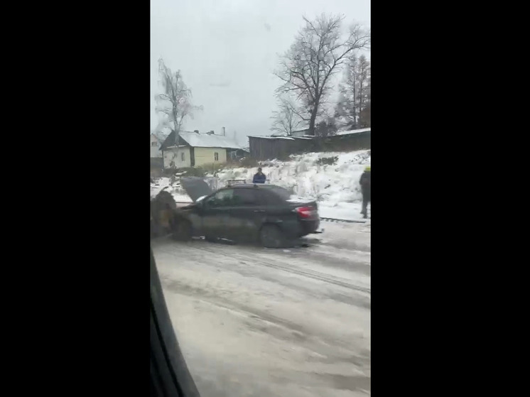 Легковой автомобиль протаранил бульдозер для уборки снега в Кондопоге