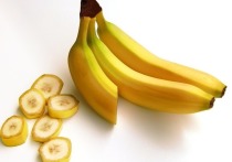 На прилавках магазинов краевой столице сейчас продаются бананы по 130-150 рублей за килограмм. Однако в некоторых магазинах цена взлетела до 200 и более рублей за 1 килограмм фруктов. Об этом рассказали барнаульцы порталу «Амител».