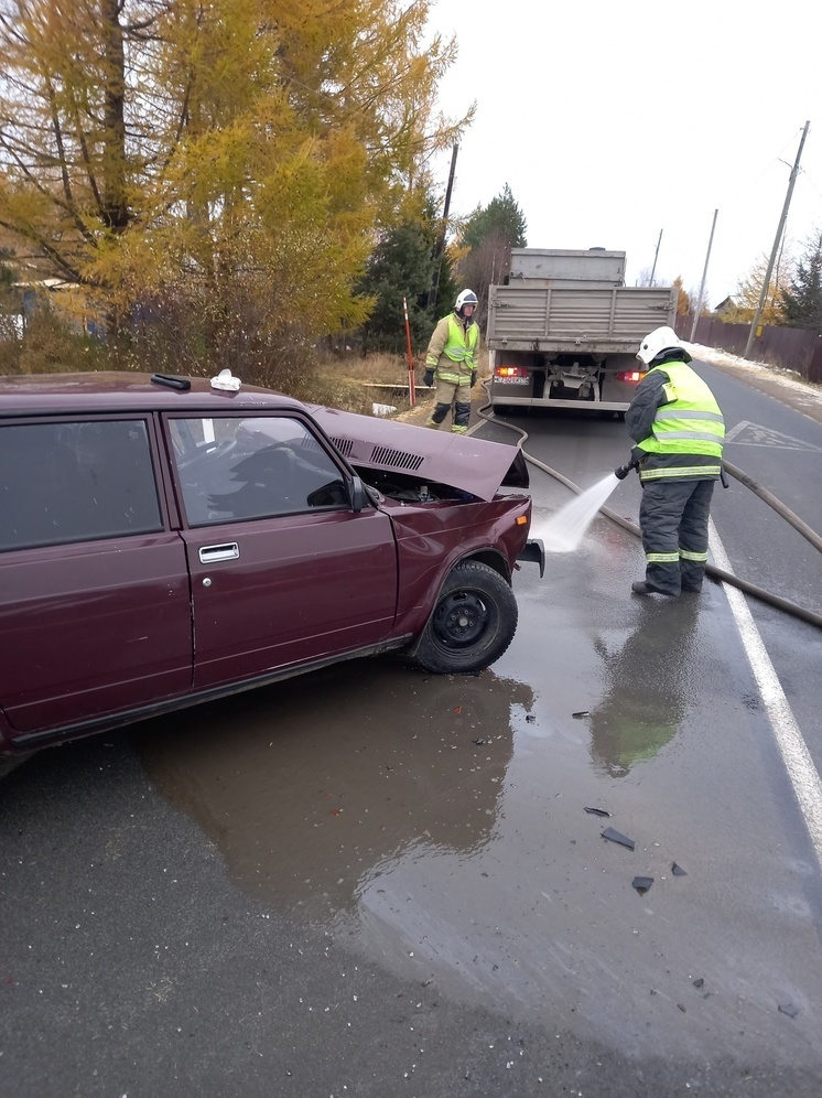 Тонированная семерка столкнулась с грузовиком в Карелии, есть пострадавшие