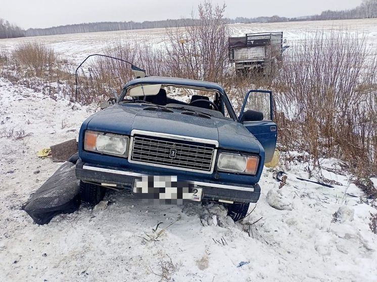 В Тюменской области две машины «улетели» в кювет: беременная пострадала
