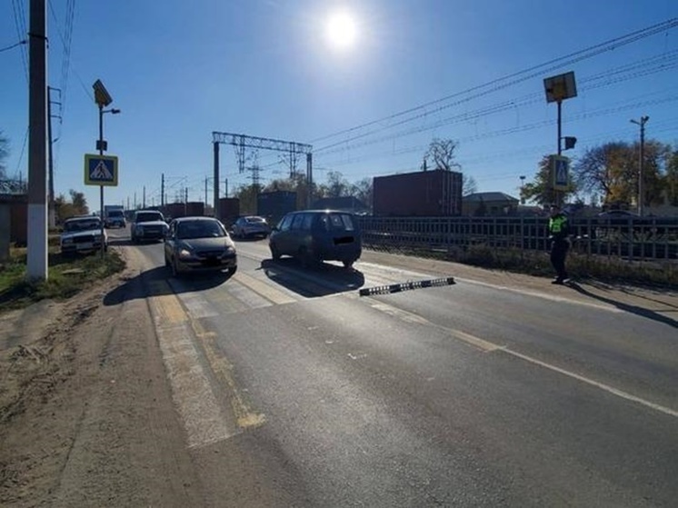 В Каменске-Шахтинском 60-летний мужчина попал под колеса авто