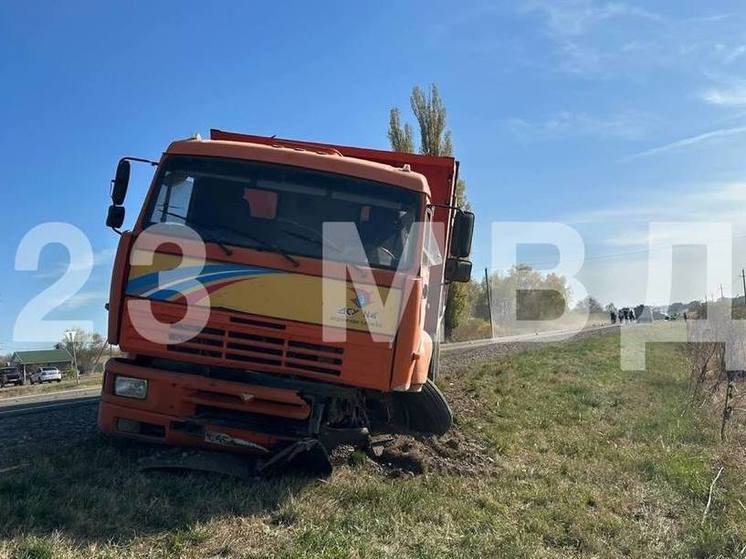 На Кубани при столкновении легковушки и грузовика погибли 3 человека