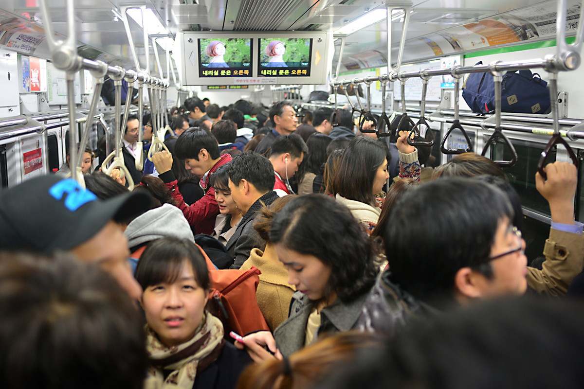 In Seoul, he decided to completely change the format of the metro: the cars will get rid of unnecessary things