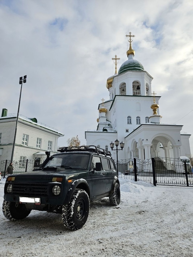 «Помочь бойцам — дело чести»: в Тюмени мастера «Братства Ниваводов» привели в порядок машину с Ямала перед отправкой в зону СВО