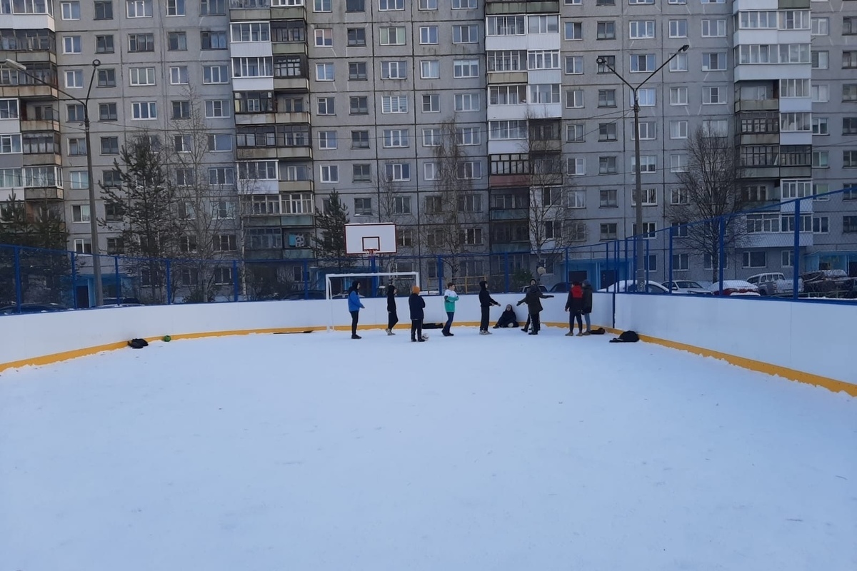 В Архангельске установили новый хоккейный корт