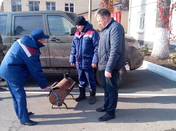 Курские пожарные передали в зону СВО отопительные печи для военных