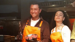 Павел Прилучный показал, как готовит бургеры с женой