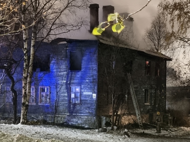 Огонь выжег второй этаж деревянного дома в Петрозаводске