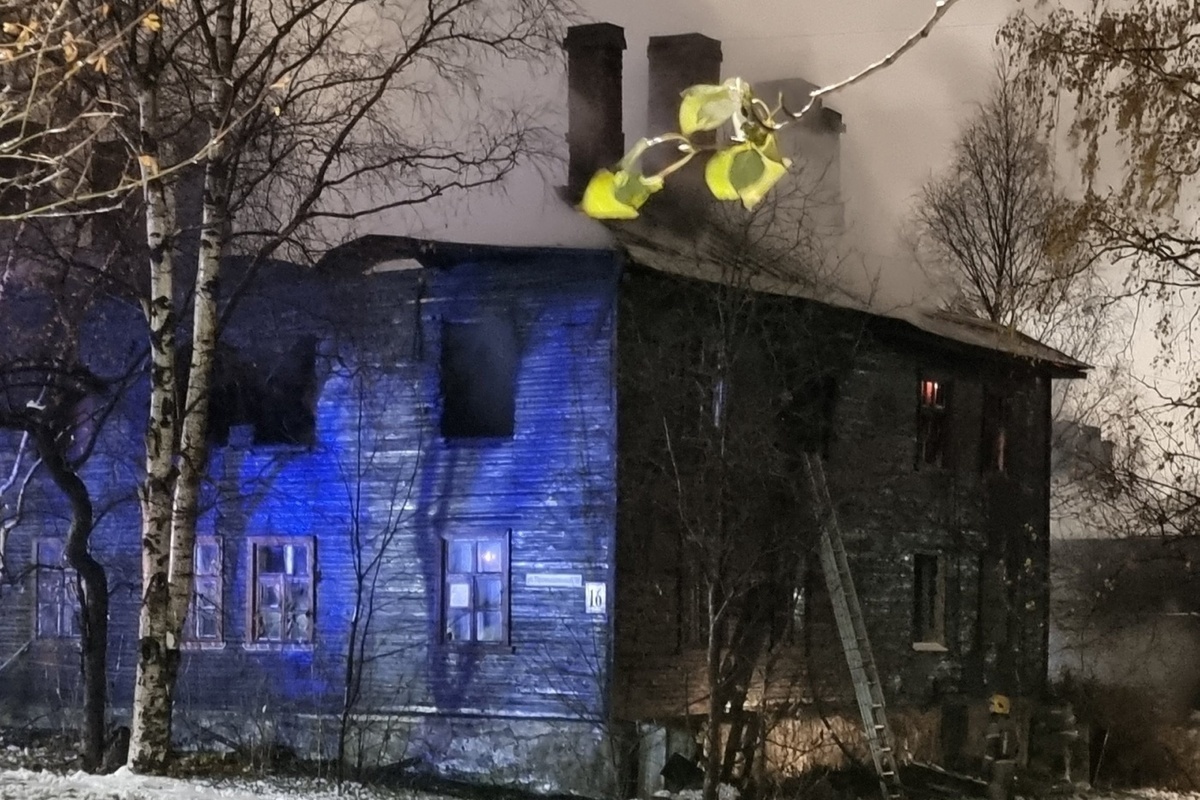 Огонь выжег второй этаж деревянного дома в Петрозаводске