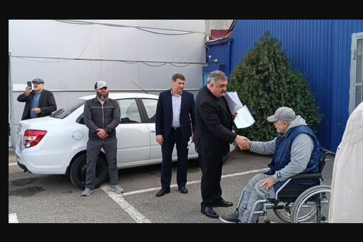 В Дагестане вручили 11 автомобилей инвалидам