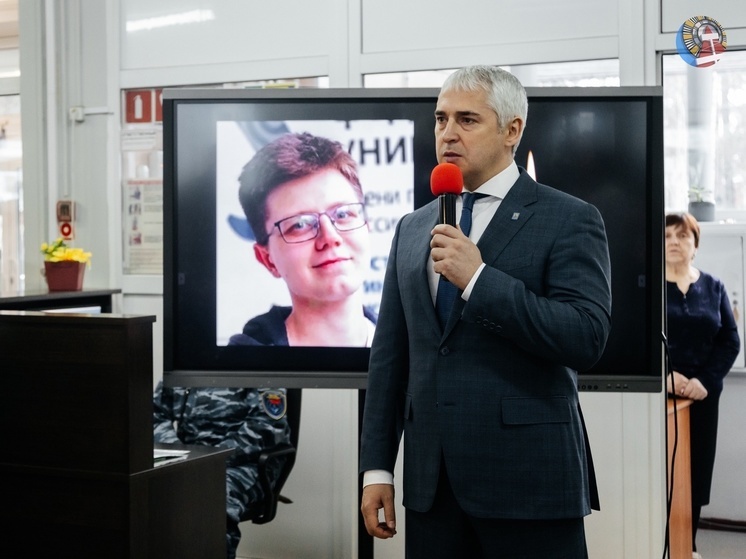 В школе № 13 Ноябрьска открыли мемориальную доску в честь погибшего в СВО бойца