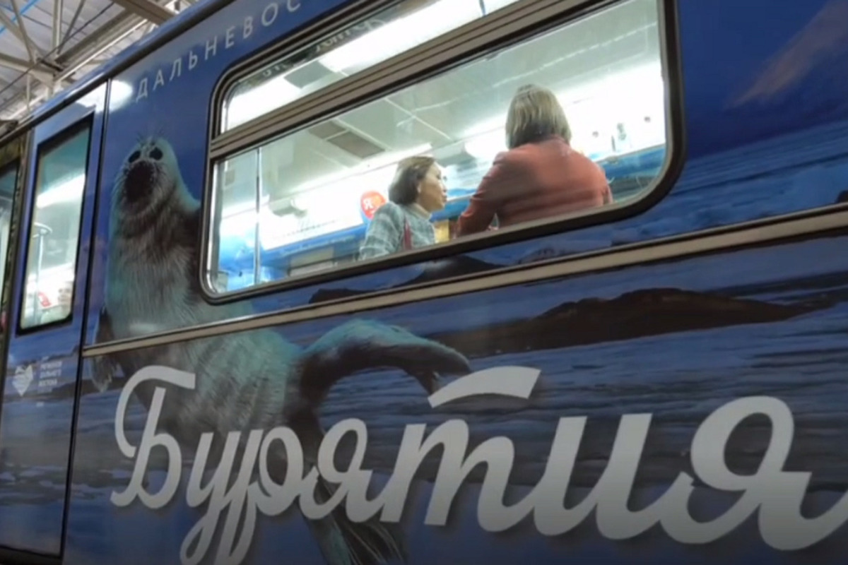 В метро Москвы появился поезд с символами Бурятии